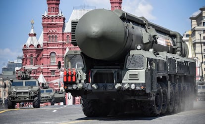 Un sistema intercontinental de misiles balísticos RS-24 de Russian Yars durante el desfile en la Plaza Roja de Moscú.