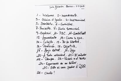 "A Boni le gustaba escribir el repertorio. Tenía una letra muy bonita, redonda. Era muy aficionado a apuntar cosas y pintar detallicos. Este fue uno de sus últimos conciertos, de la gira de su disco en solitario. En noviembre de 2017. Yo estuve allí y había ambientazo. Fue un gran concierto", explica Isabel Rebolé, pareja del recordado Boni, voz y guitarra de Barricada, que falleció en enero de 2021. 
