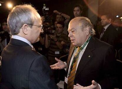 El presidente de la Generalitat, José Montilla, conversa con el ex presidente del Gobierno catalán Jordi Pujol.