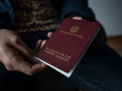Un hombre sostiene un pasaporte colombiano, el 22 de octubre del 2022.