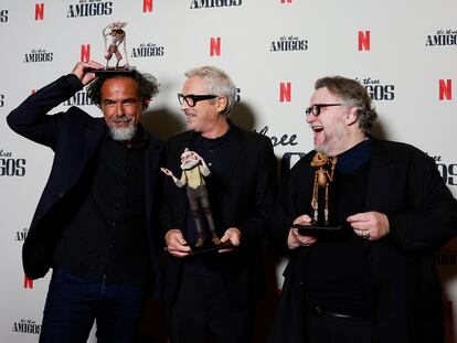 Alejandro Gonzalez Inarritu, Alfonso Cuarón y Guillermo del Toro juegan con los modelos de 'Pinocho'.