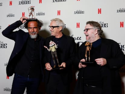 Alejandro Gonzalez Inarritu, Alfonso Cuarón y Guillermo del Toro juegan con los modelos de 'Pinocho'.