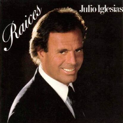 Julio Iglesias ha cimentado su fama erigiéndose en la versión megalatina, marbellí y rebosante de testosterona del 'crooner' clásico. Pero este perfil desmedido, propenso al tic y a la autoparodia, propició algunos momentos apreciables durante los años setenta. A la altura de 1989, sin embargo, nuestro macho alfa de la canción melódica ya había optado por el sendero del despiporre. 'Raíces' asume un formato indigesto, por no escribir algo peor: cinco extensos popurrís dedicados al bolero, México, Brasil, Italia y Francia. Sobre el efecto nocivo del popurrí para la higiene auditiva aún no se ha legislado como se debiera, pero es que Iglesias incurrió aquí en todas las obviedades: canciones trilladísimas, interpretaciones amuermadas y unos rampantes (des)arreglos de teclado. La media estrellita la concederemos por la inclusión de 'Caballo viejo/Bamboleo', único corte por debajo de los cinco minutos y, desde entonces, un clásico en los cruceros. FERNANDO NEIRA
<strong>Calificación:</strong> 1,5 sobre 5.
<strong>Número de ejemplares vendidos:</strong> 1,1 millones.