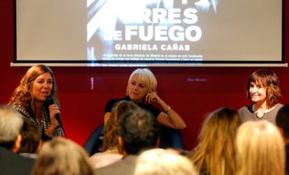 La autora, Gabriela Cañas, en el centro de la imagen, junto a Rosa Montero (a su izquierda) y su editora, Blanca Rosa Roca.