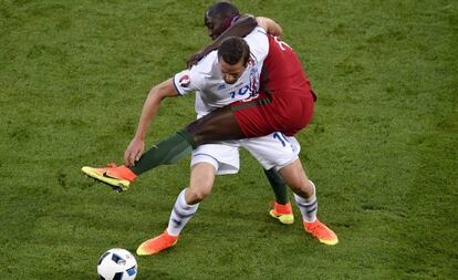Gylfi Sigurdsson, de Islandia, pugna con el portugués Danilo Pereira