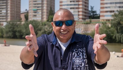 Alan Duffy, más conocido como King África, en la playa fluvial de Valladolid.