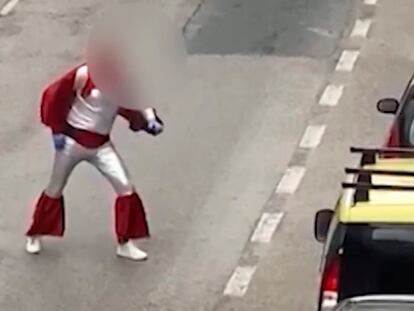 Dos hermanos se saltan el confinamiento para bailar en la calle