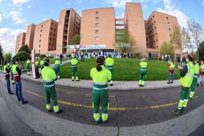 Los rrabajadores de los servicios municipales del Ayuntamiento de Alcalá de Henares (Madrid) se concentran frente al hospital Príncipe de Asturias para rendir homenaje a los trabajadores sanitarios.