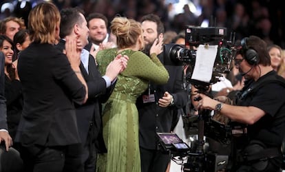 Adele besa a su marido Simon Konecki.