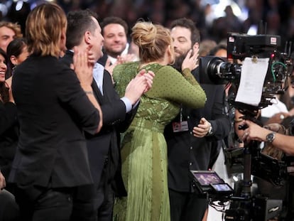 Adele besa a su marido Simon Konecki.