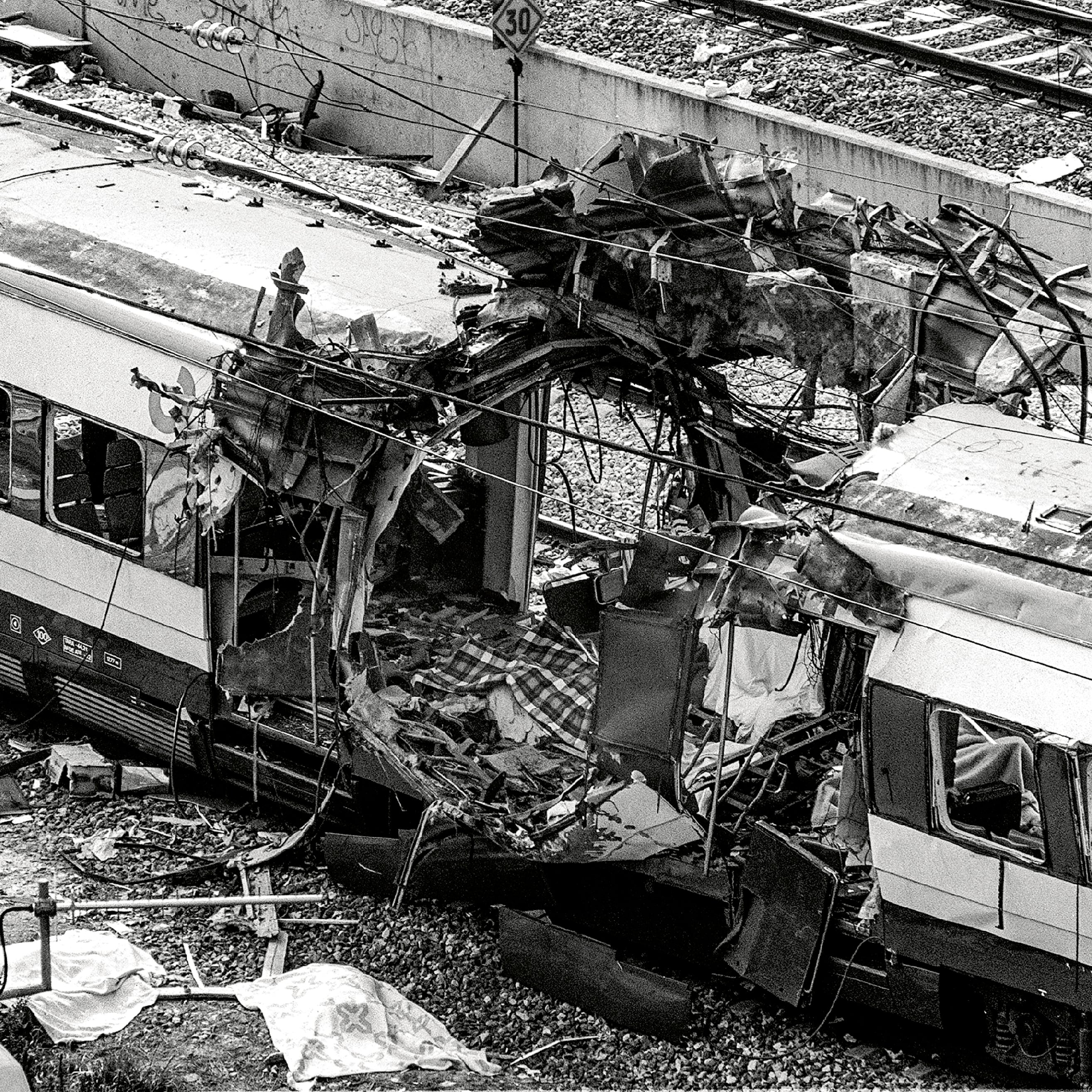 11/03/2004 -  Restos de vagones de tren en las cercanias de la estacion de Atocha, en la calle Téllez de Madrid, tras la  explosion registrada a primera hora de la mañana que ha causado cerca de 200 muertos y centenares de  heridos.     ----PIEFOTO----    Uno de los vagones destrozados por los atentados yihadistas en la estación de Atocha, la misma mañana del 11 de marzo de 2004.