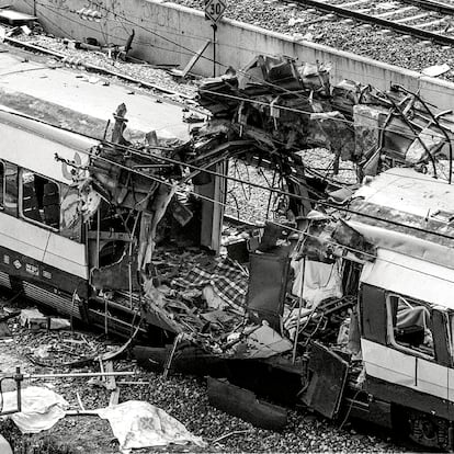 11/03/2004 -  Restos de vagones de tren en las cercanias de la estacion de Atocha, en la calle Téllez de Madrid, tras la  explosion registrada a primera hora de la mañana que ha causado cerca de 200 muertos y centenares de  heridos.     ----PIEFOTO----    Uno de los vagones destrozados por los atentados yihadistas en la estación de Atocha, la misma mañana del 11 de marzo de 2004.