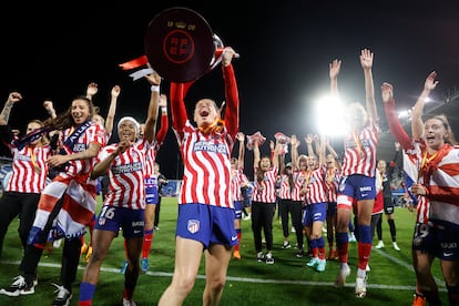 Las jugadoras del Atlético de Madrid celebran su victoria en la Copa de la Reina, este sábado en Leganés. 