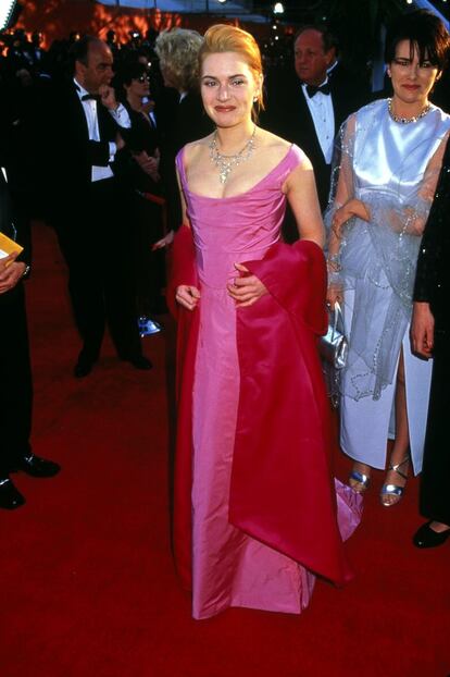 Kate Winslet solo tenía 20 años cuando acudió a la ceremonia de los Oscar de 1996, por su papel en la película 'sentido y sensibilidad' en un traje de  Pepto-Bismol, que parecía más un vestido de baile de promoción.