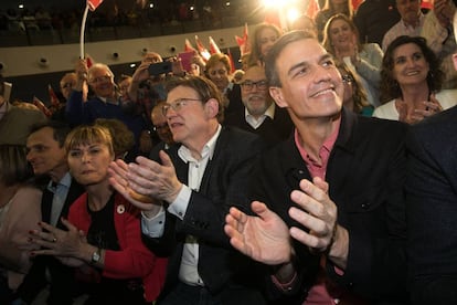 Pedro Sánchez, a la derecha, junto a Ximo Puig, Susana Ros y Pedro Duque en Castellón.