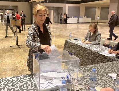 Victoria Ortega, presidenta del Consejo General de la Abogacía Española (CGAE), votando en las elecciones a la Junta de Gobierno del Colegio de la Abogacía de Madrid (ICAM) este martes a la mañana