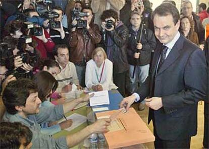 El secretario general del PSOE, José Luis Rodríguez Zapatero, ha recordado a las víctimas de los atentados en Madrid y ha mostrado su "confianza plena" en que, "a pesar de atravesar momentos de dificultad, hoy va abrirse una etapa en la que recuperemos mucha confianza como país". Zapatero ha acudido a votar a la Escuela Casa de la Música de la localidad madrileña de Las Rozas acompañado de su esposa, Sonsoles Espinosa.