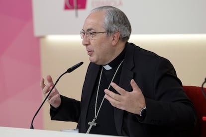 El secretario general de la Conferencia Episcopal Española, César García Magán, este viernes durante la conferencia de prensa tras la plenaria de los obispos para elegir a su presidente