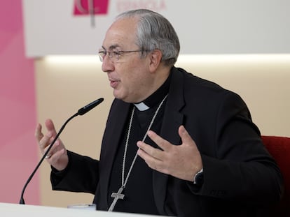 El secretario general de la Conferencia Episcopal Española, César García Magán, este viernes durante la conferencia de prensa tras la plenaria de los obispos para elegir a su presidente