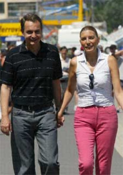 Zapatero y su esposa, Sonsoles Espinosa, posan para los periodistas en el paseo marítimo de Mahón (Menorca).