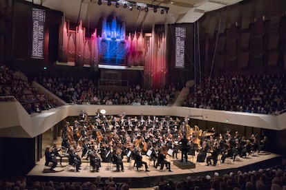 La Orquesta de la Gewandhaus y la Sinfónica de Boston comparten atriles sobre el escenario para interpretar juntas la Sinfonía ‘Leningrado’ de Shostakóvich.