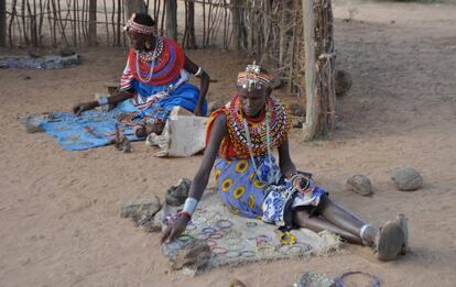 Las mujeres de esta aldea se sustentan vendiendo artesanías que fabrican ellas mismas.