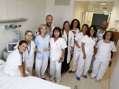 Personal del Hospital Carlos III de Madrid que atendió a los enfermos de ébola en una imagen de agosto de este año.