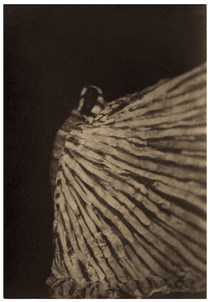 ‘Loïe Fuller con vestido fosforescente durante la danza de radio, alrededor de 1904. Anónimo.