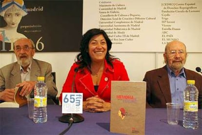 A la izquierda, Ángel González, Almudena Grandes y Caballero Bonald, ayer en la Feria del Libro.