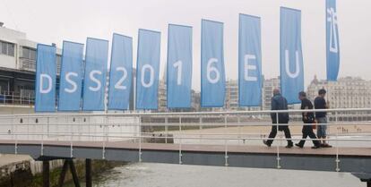 Banderas con las iniciales del proyecto de Capital Europea de la Cultura San Sebastián 2016, en una imagen de archivo.