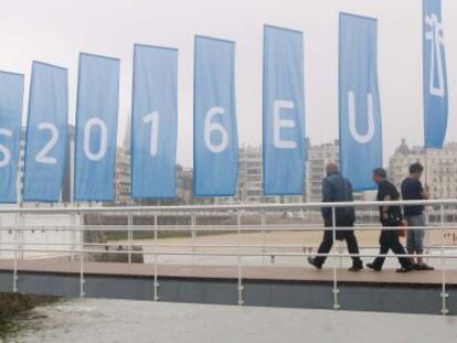 Banderas con las iniciales del proyecto de Capital Europea de la Cultura San Sebastián 2016, en una imagen de archivo.