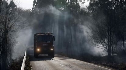 Un camió de bombers, diumenge, en una carretera de la localitat d'El Franco.