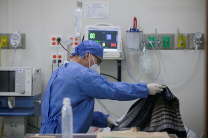 Un médico cubre con una manta un paciente de covid, este jueves en Monterrey.