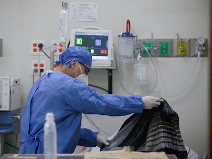 Un médico cubre con una manta un paciente de covid, este jueves en Monterrey.