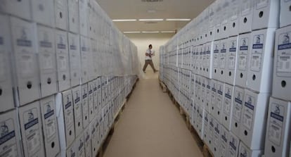 Cajas con expedientes acumulados en el Colegio de Registradores, en 2013.