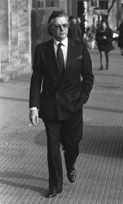 Francisco Paesa pasea por una calle de Madrid, en el a&ntilde;o 1991.