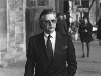 Francisco Paesa pasea por una calle de Madrid, en el a&ntilde;o 1991.