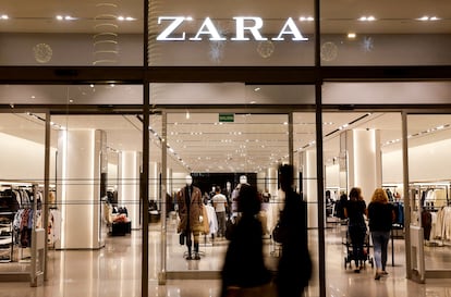 Compradores pasan por una tienda de Zara, que forma parte del grupo español Inditex.