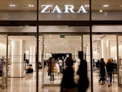 Compradores pasan por una tienda de Zara, que forma parte del grupo español Inditex.