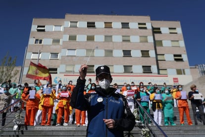 Personal sanitario del hospital Gregorio Marañón recibe este domingo a las puertas del complejo hospitalario un homenaje por parte de la Policía Municipal de Madrid como reconocimiento a la labor realizada ante la pandemia del coronavirus.