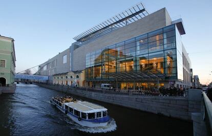 El nuevo teatro se encuentra a apenas unos metros del viejo Mariinsky que fue construído en el siglo XVIII.