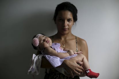 Dayanne Monique, de 21 años, posa con Ester Sofía, de 4 meses de edad, que es su segundo hijo y nacido con microcefalia, en el hospital Pedro I  en Campina Grande, Brasil.