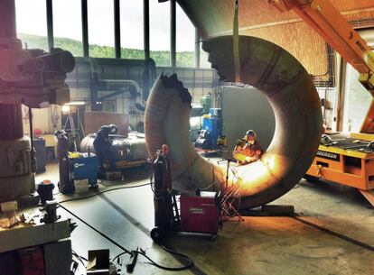 El antiguo granero de su granja en Berkshire se ha transformado en un hangar-estudio con maquinaria industrial que él y sus tres ayudantes utilizan de manera artesanal para crear sus enormes esculturas. |