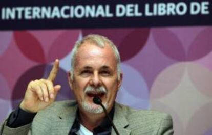 El presidente de la Feria Internacional del Libro de Guadalajara (FIL), Raúl Padilla, habla hoy, domingo 2 de diciembre de 2012, durante una rueda de prensa en Guadalajara (México). La FIL cierra sus puertas con un crecimiento del 15,1% en ventas de libros y un 6,3% en afluencia de público.