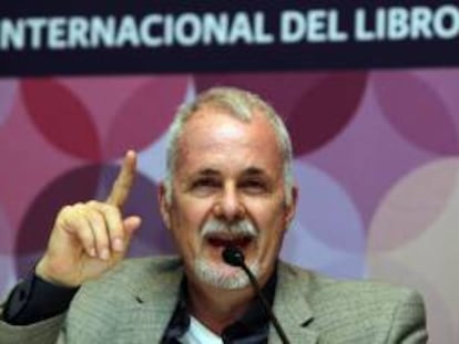 El presidente de la Feria Internacional del Libro de Guadalajara (FIL), Raúl Padilla, habla hoy, domingo 2 de diciembre de 2012, durante una rueda de prensa en Guadalajara (México). La FIL cierra sus puertas con un crecimiento del 15,1% en ventas de libros y un 6,3% en afluencia de público.