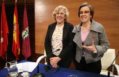 La alcaldesa de Madrid, Manuela Carmena, junto a la portavoz socialista,