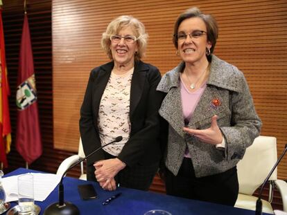 La alcaldesa de Madrid, Manuela Carmena, junto a la portavoz socialista, 