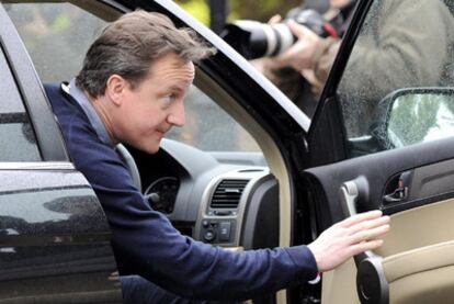 Cameron, hoy, a la salida de su casa de Londres.