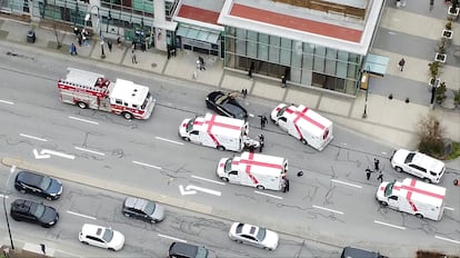 Ambulancias y personal de emergencia en la puerta de la biblioteca de Vancouver en la que fue perpetrado el ataque, este sábado.