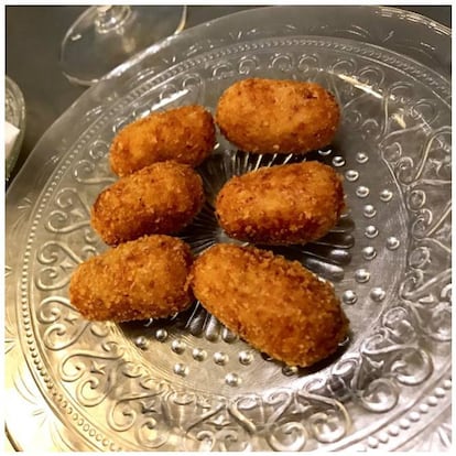 Croquetas de jamón y boletus o carabineros (7 €). Este nuevo restaurante madrileño cuenta con el aval de todo un referente, el bar y tienda gourmet Cuenllas, y como buen clásico como bandera: las croquetas. Tan solo se salen de la receta tradicional a la hora de “añadir un poco de gelatina de jamón de york” e incorporar a su bechamel cremosa y fina “el caldo de cocer los huesos del jamón”.
<a href="http://mediaracion.es/">Media Ración.</a> Calle de la Beneficencia, 15. Madrid.